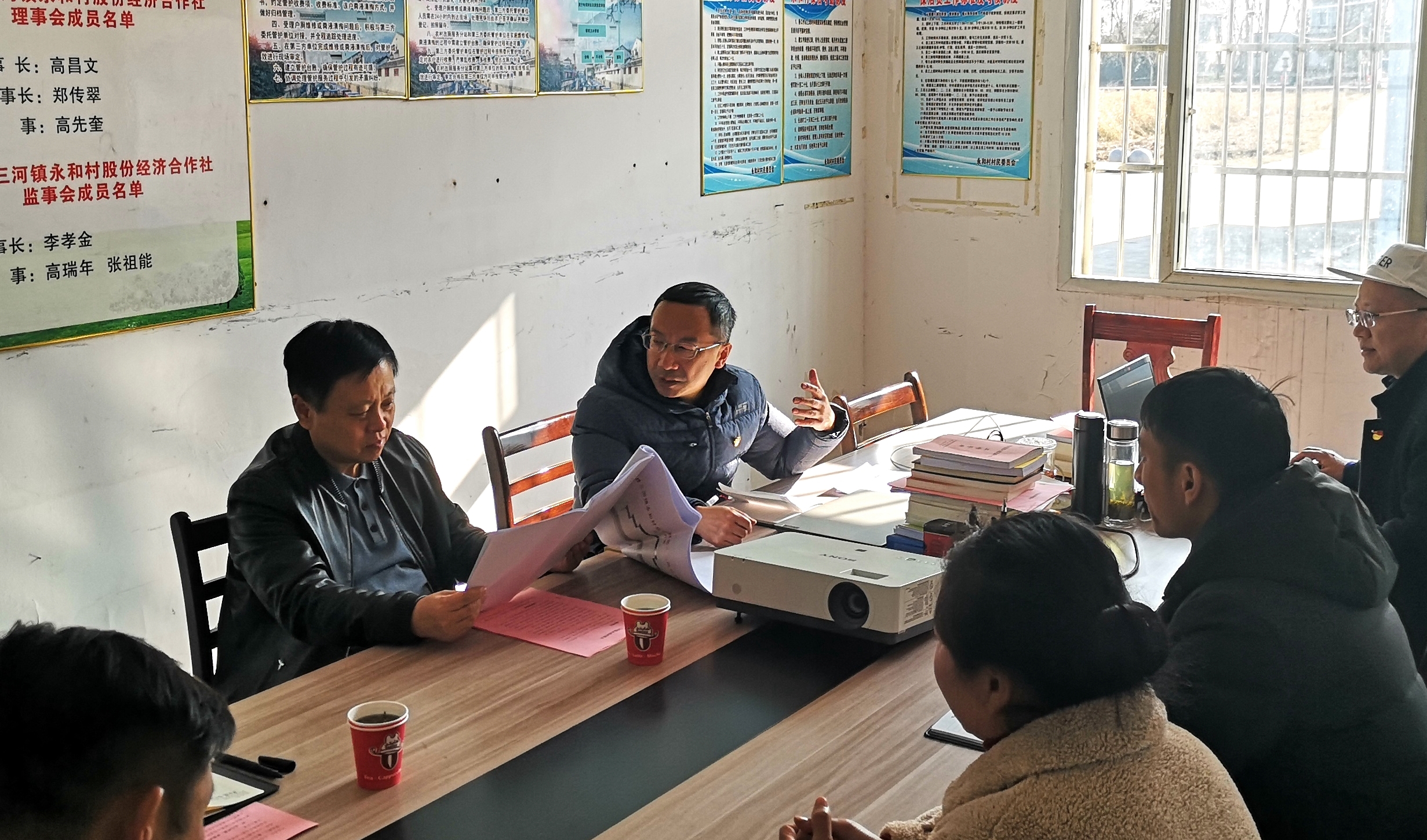 与村两委班子成员、驻村事情开展座谈.jpg